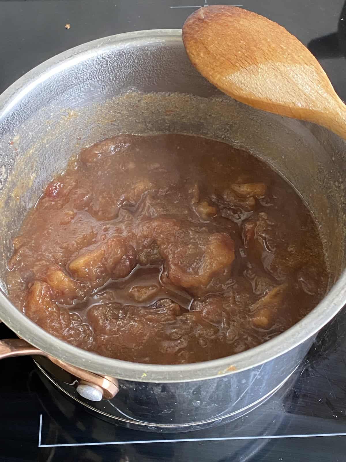 Simmer the dates and tea in a pan.